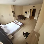 Twain Apart&Rooms