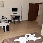 Twain Apart&Rooms