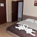 Twain Apart&Rooms