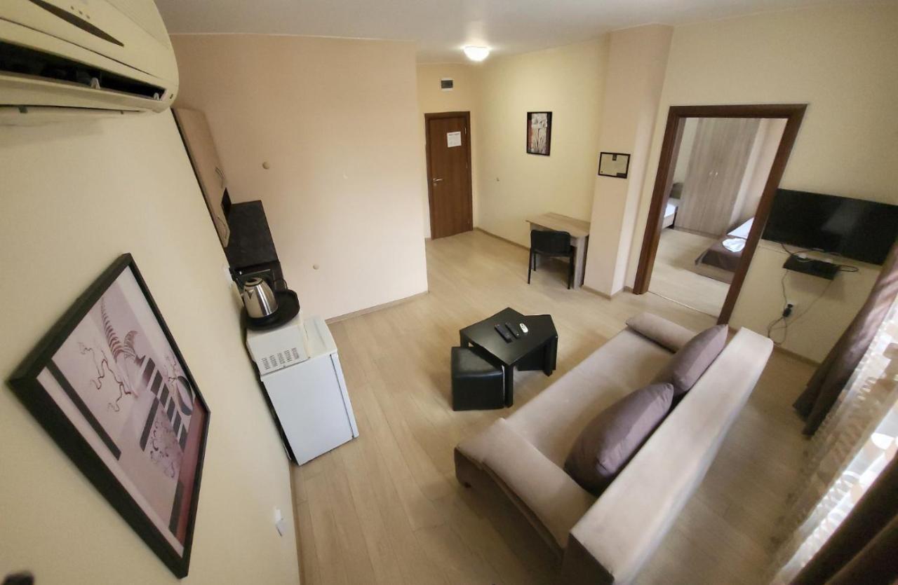 Twain Apart&rooms