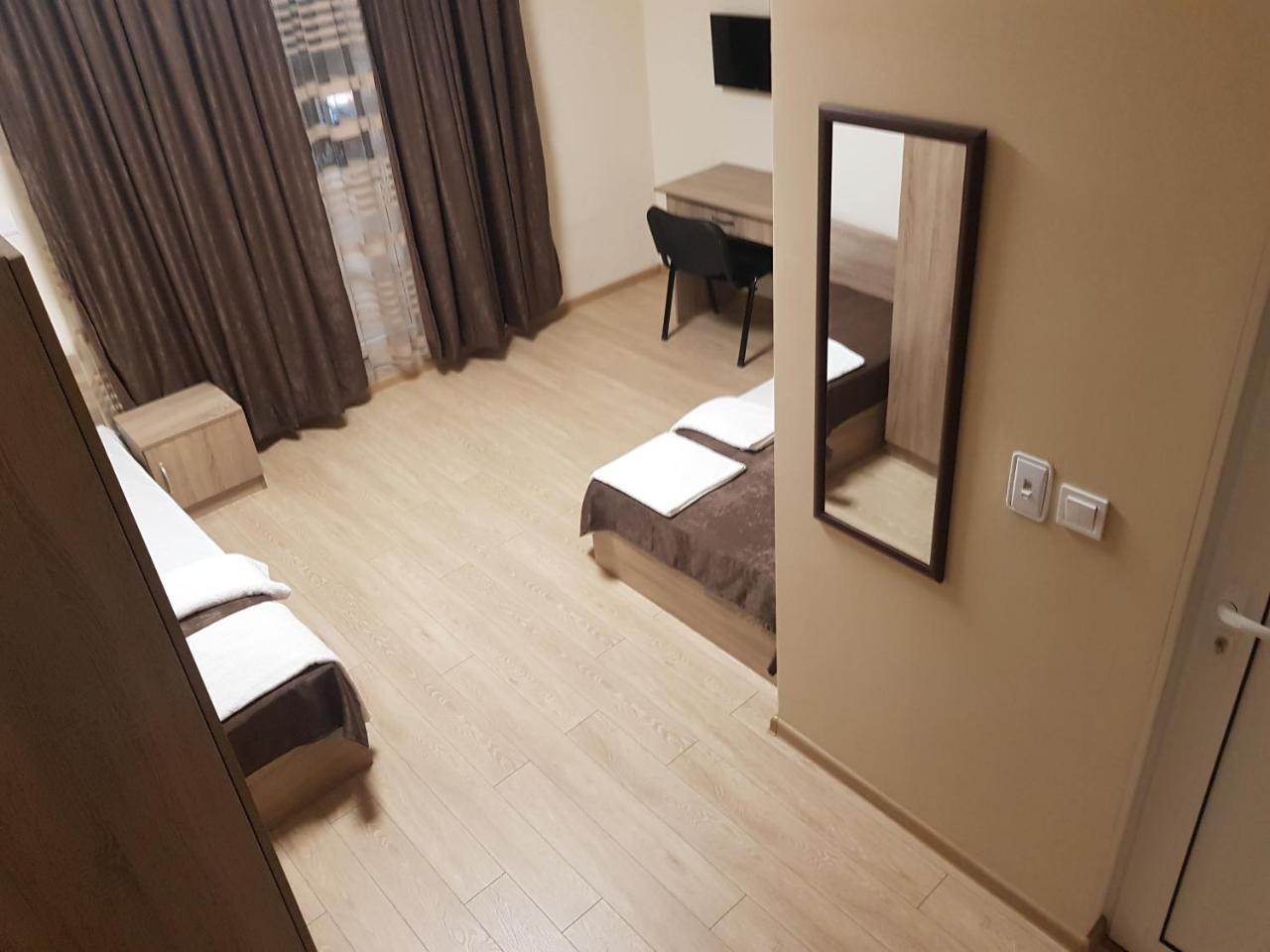 Twain Apart&rooms