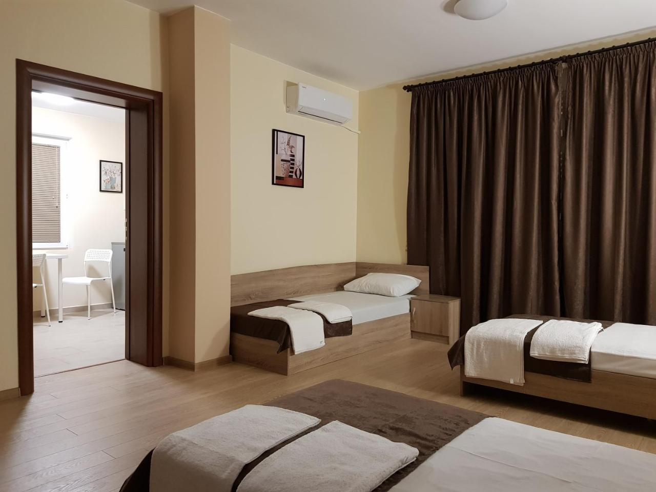 Twain Apart&rooms